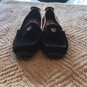 NO BOUNDARIES WOMENS SUEDE HEART SLIP ONS